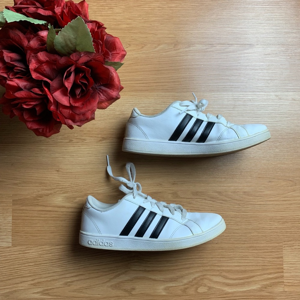 Girls Adidas Athletic shoes 💕